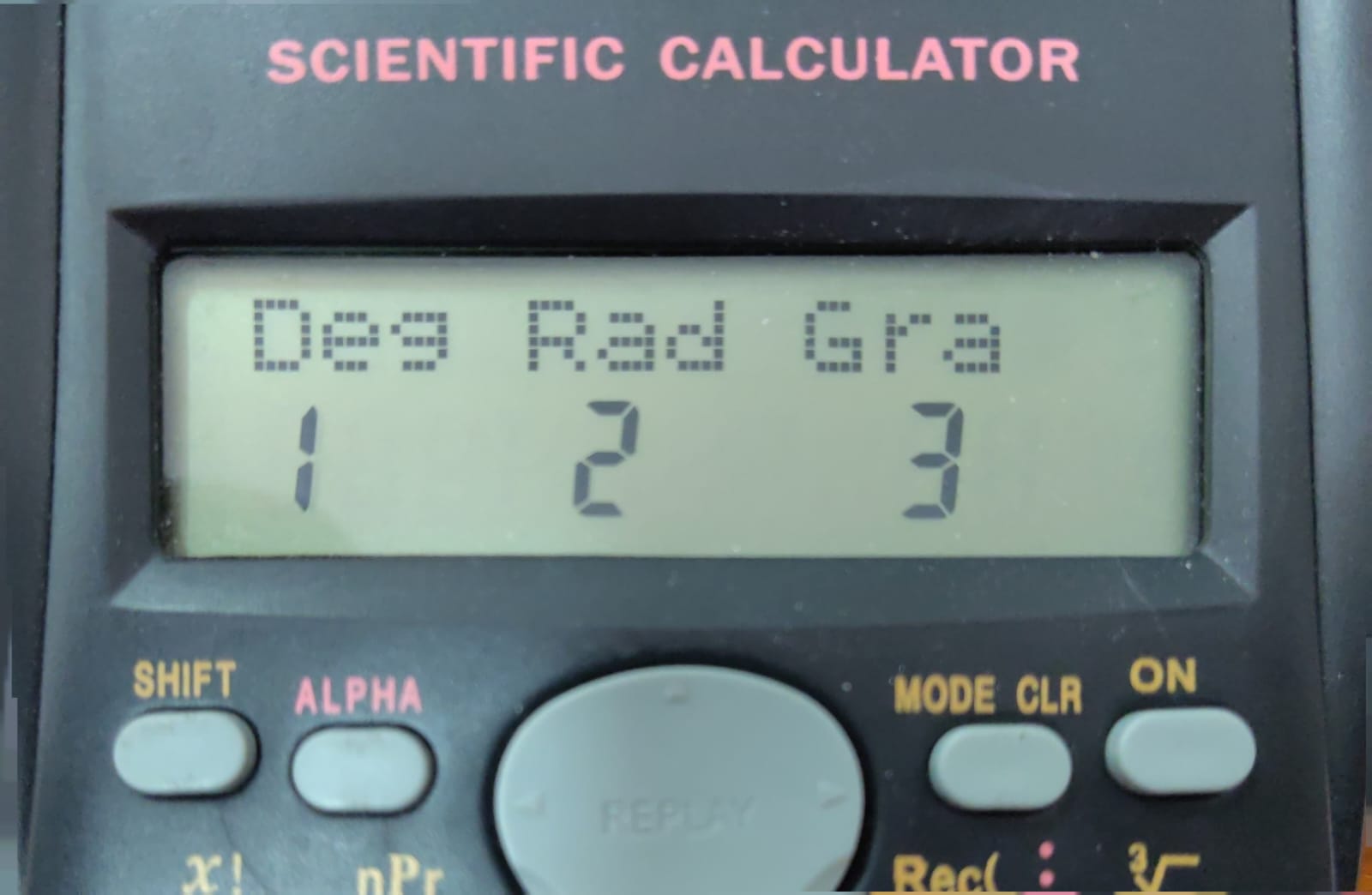 Pantalla de la calculadora en la que se lee: Deg (1) Rad (2) Gra (3)