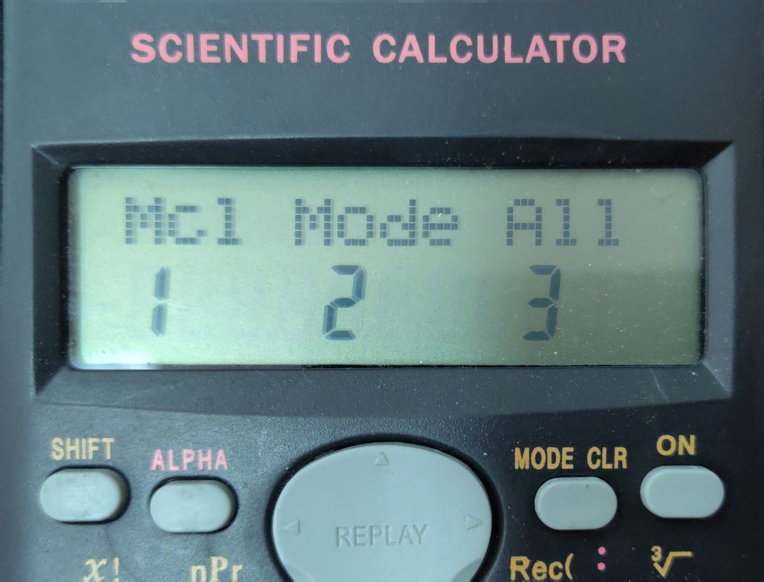 Pantalla de la calculadora. Puede leerse Mcl (1) Mode (2) All (3)