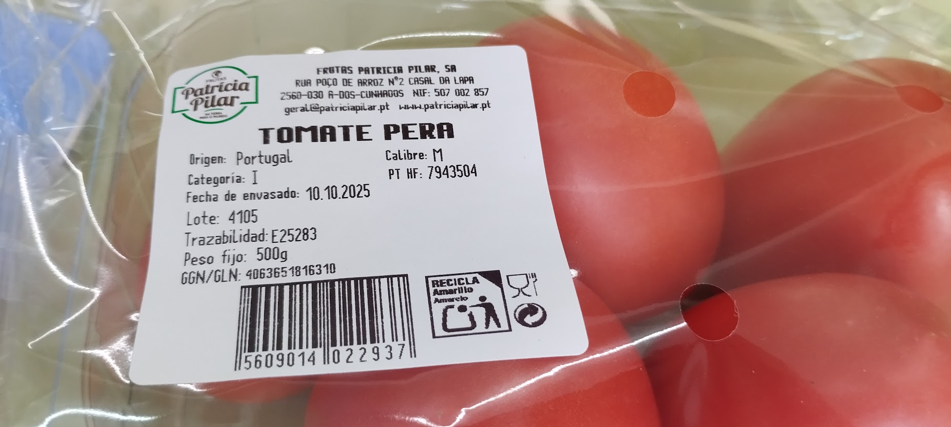 Envase de plástico con tomates pera.