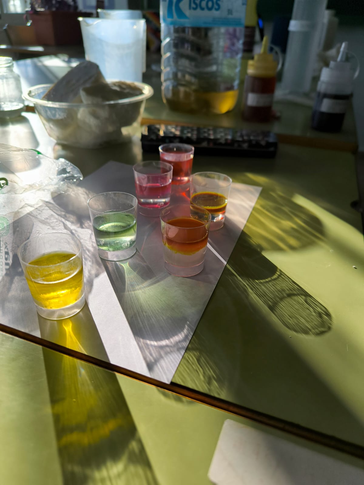 Vasos con distintos ácidos y bases, con distintos colores según su acidez e indicador.