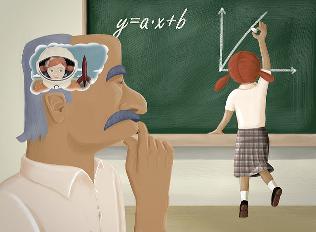 Una niña resuelve un problema de matemáticas en la pizarra mientras el profesor la imagina como futura astronauta.