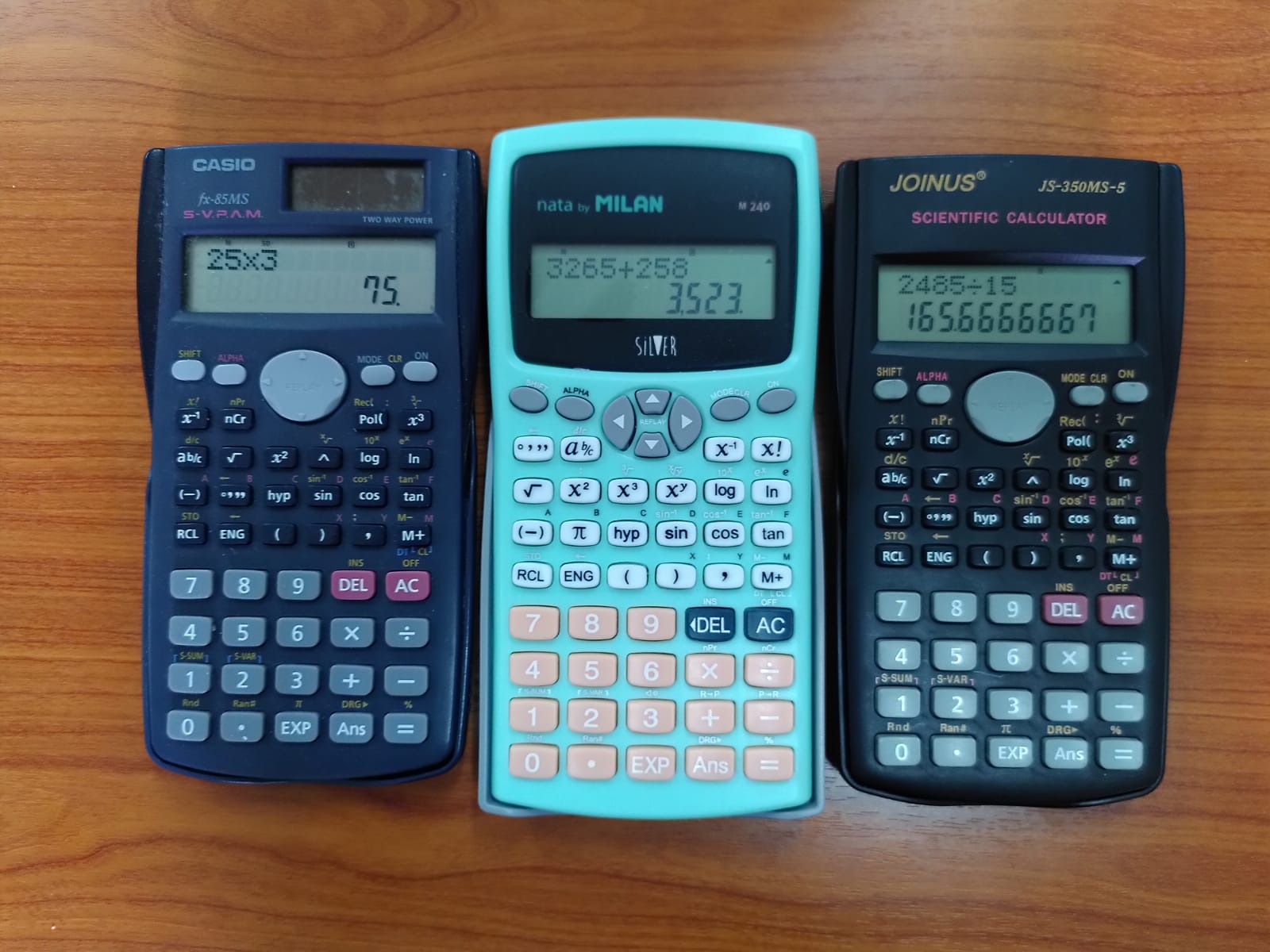 Tres calculadoras científicas típicas