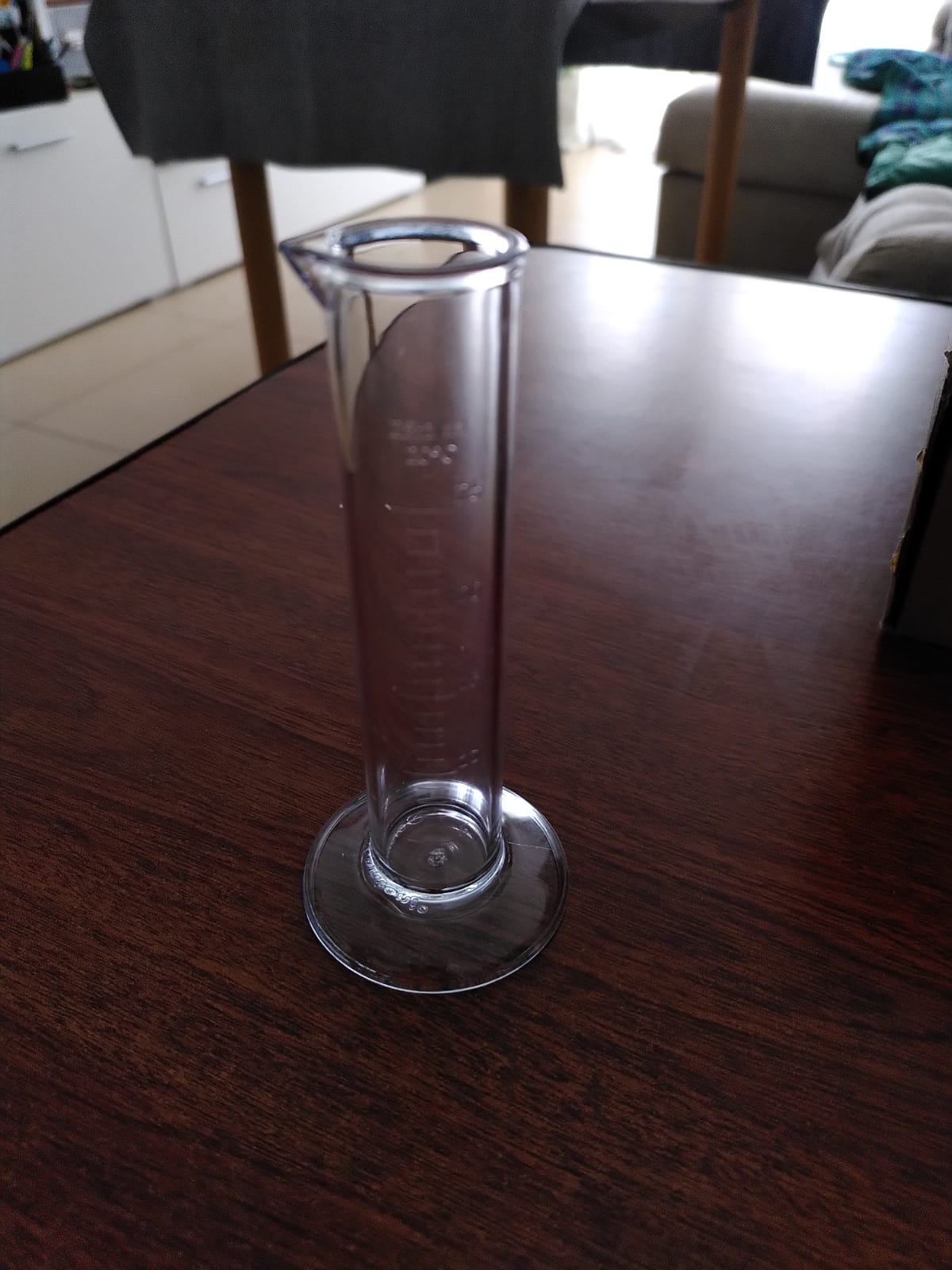 Probeta de plástico de 25 mL.