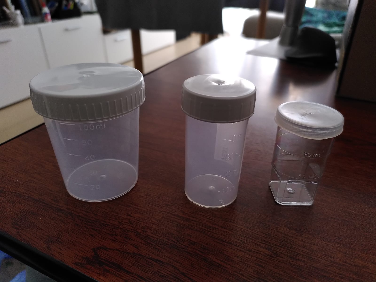 Tres vasos de muestra de plástico.