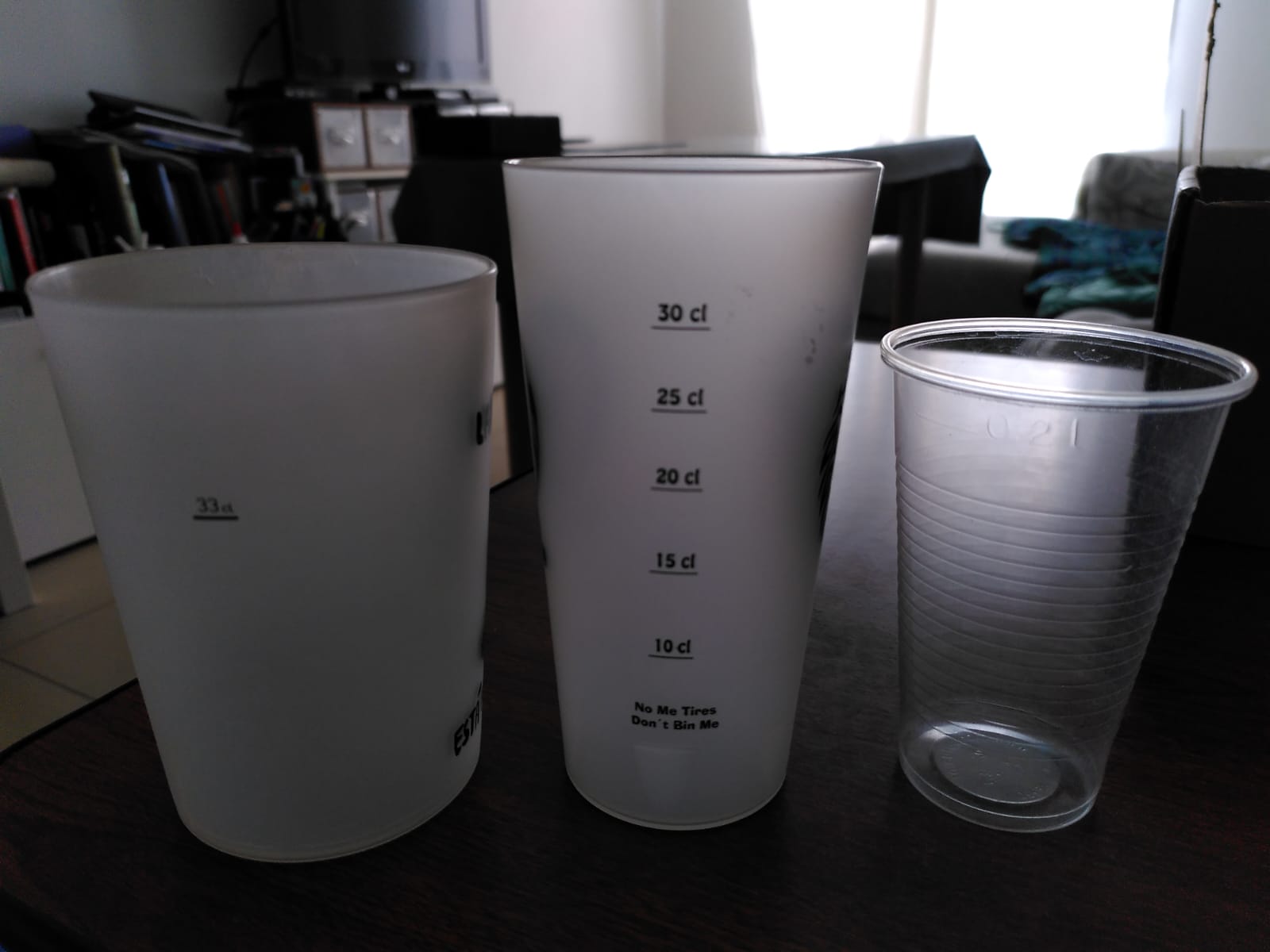 Tres vasos de polipropileno. Dos reutilizables y el tercero de un solo uso.