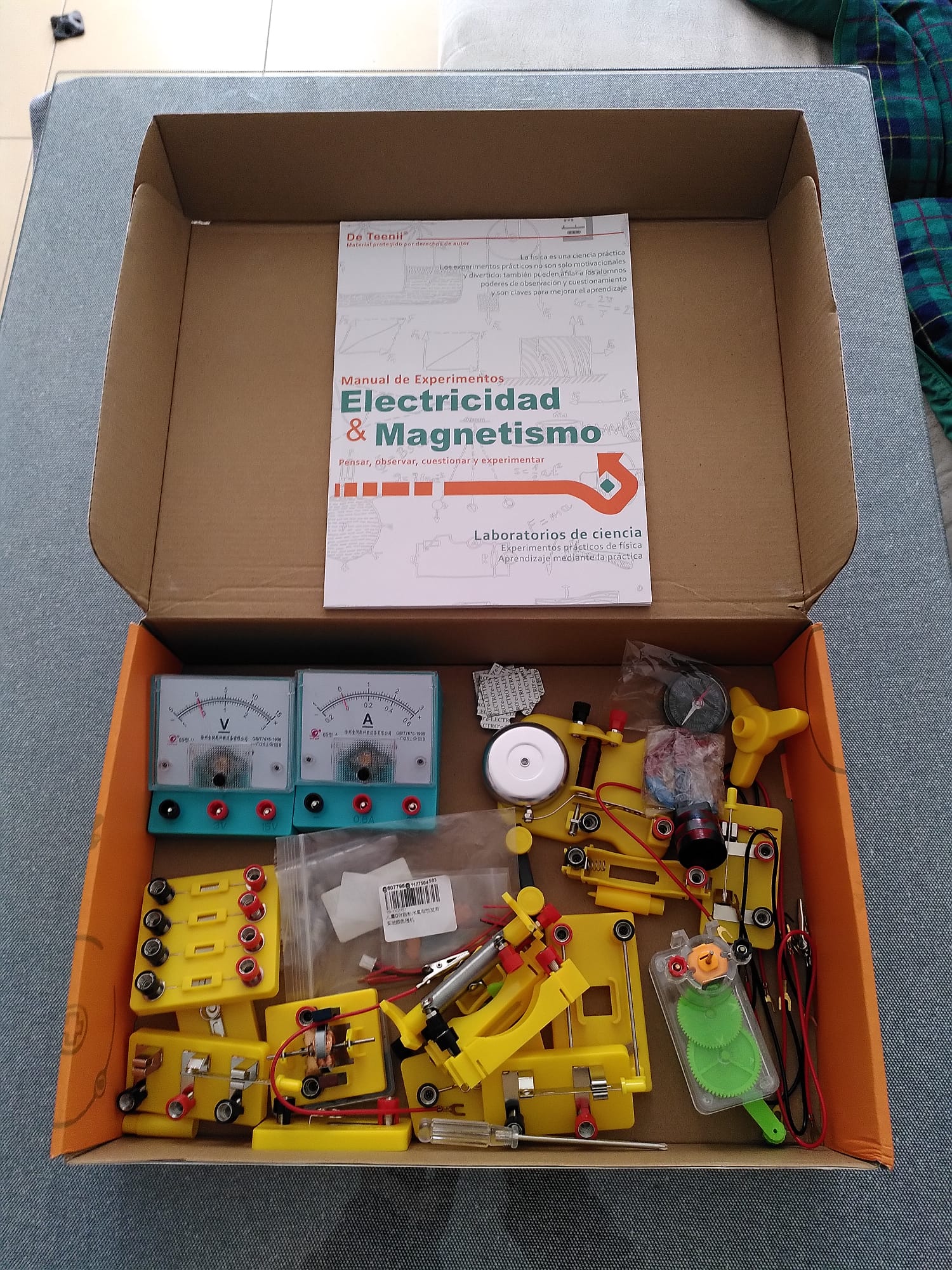 Kit de electricidad y magnetismo para niños.