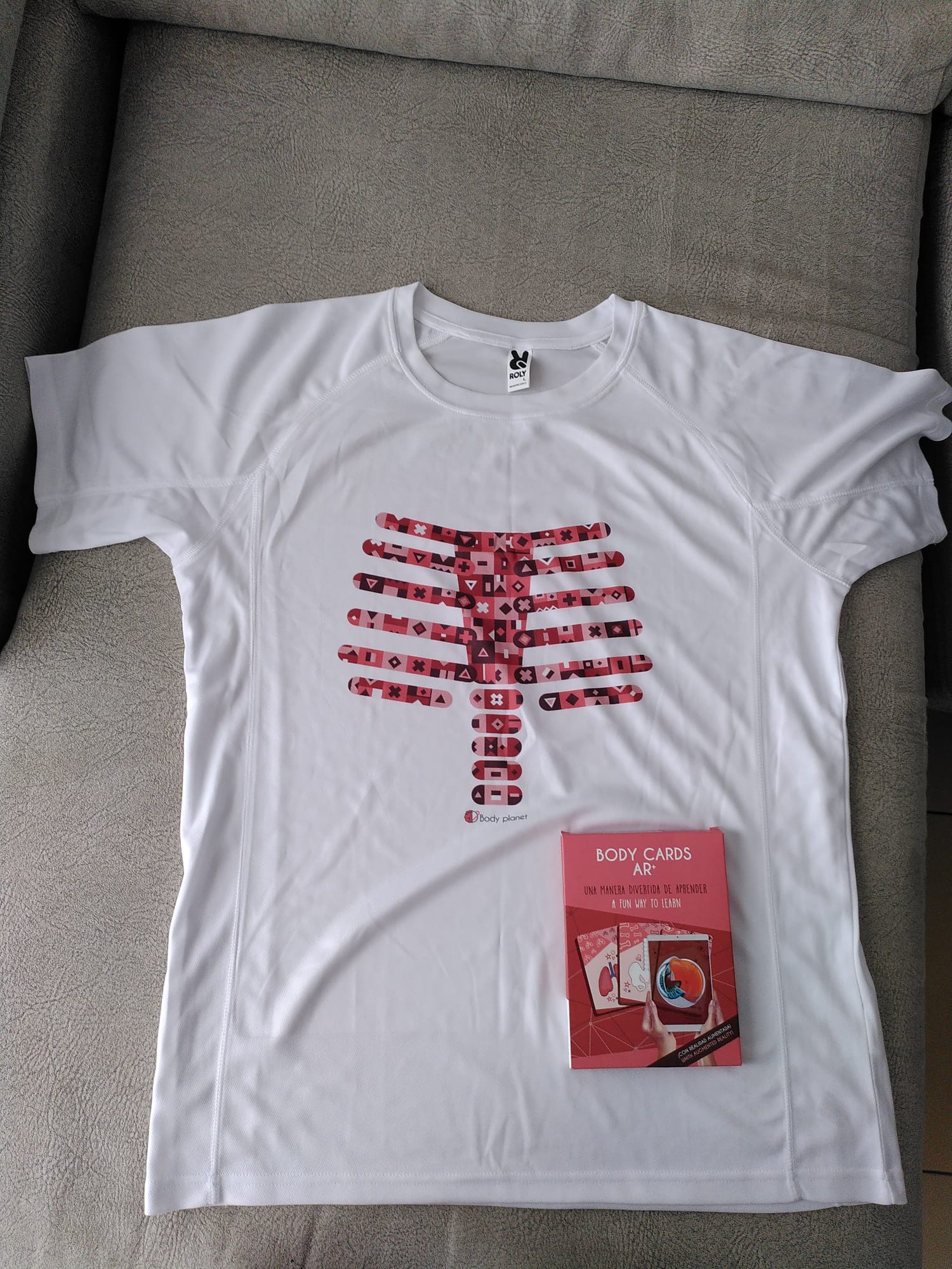 Camiseta y juego de tarjetas de anatomía por realidad aumentada de Body Planet.