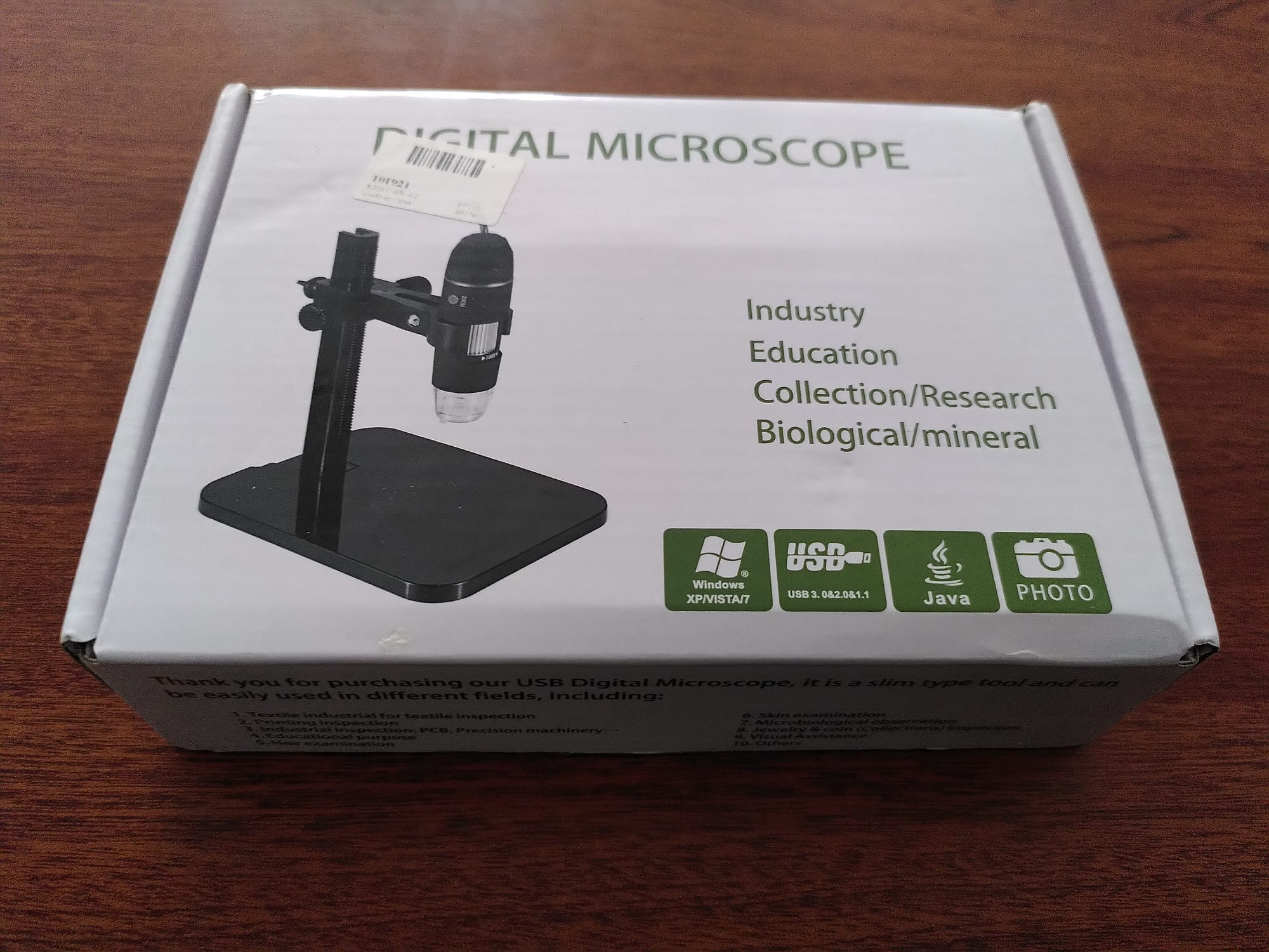 Caja de un microscopio con conexión USB.